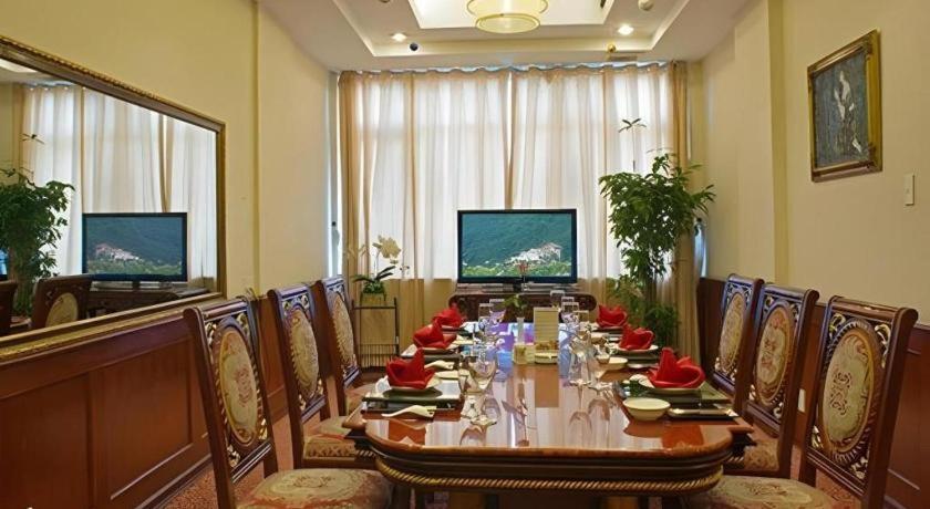 Huu Nghi Hotel Хайфон Экстерьер фото